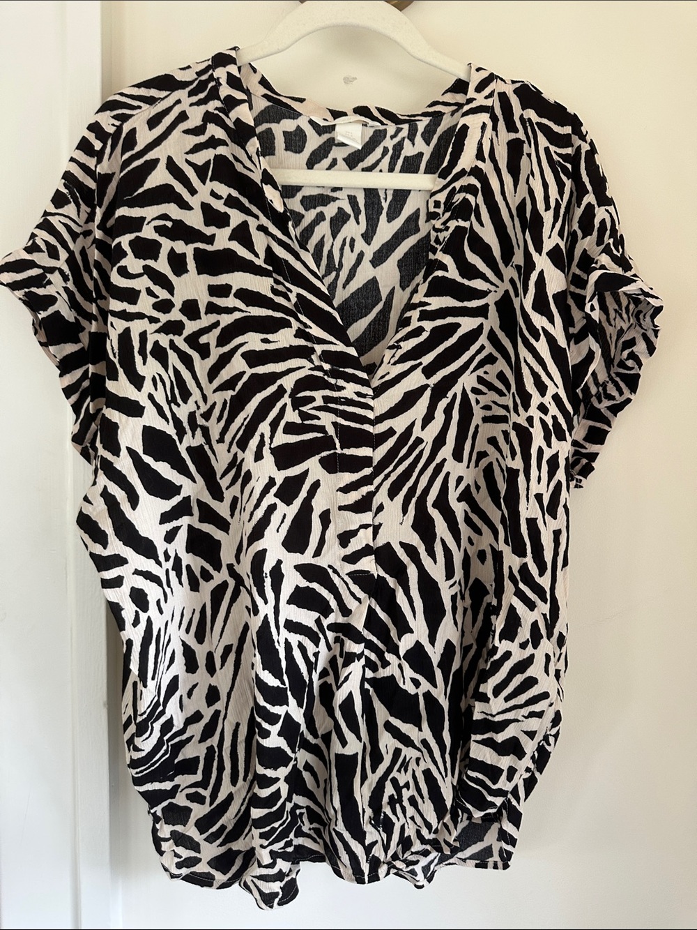 Women's H&M Cream and White Animal Print V-Neck Top size L
